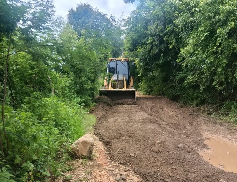 Prefeitura de Itaporanga refor�a servi�o de recupera��o de estradas vicinais